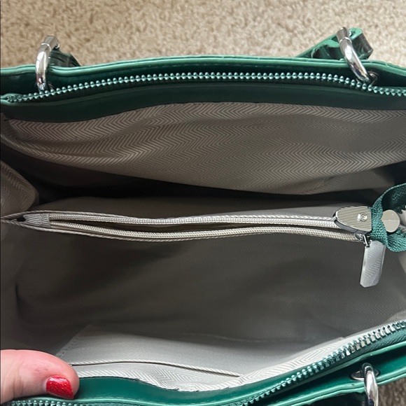 Elegant Green Faux Crocodile-Embossed Women's Bag - Picture 4 of 5